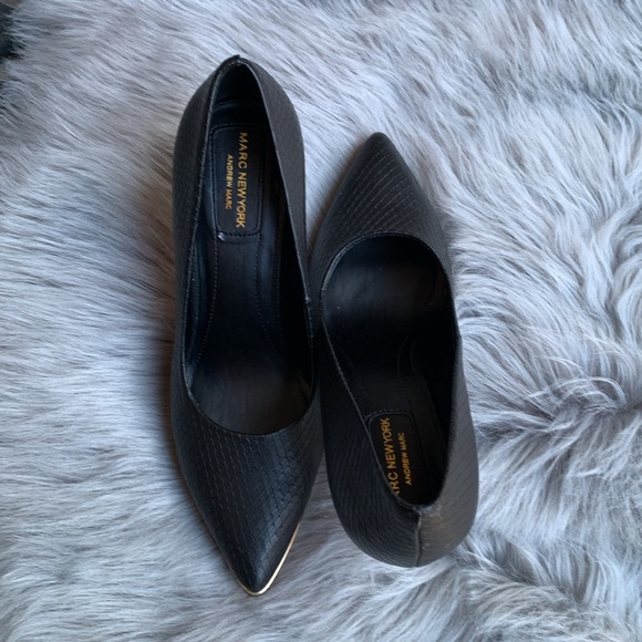 Andrew Marc New York Snakeskin Textured ,size 6M ,Black. - Picture 3 of 6